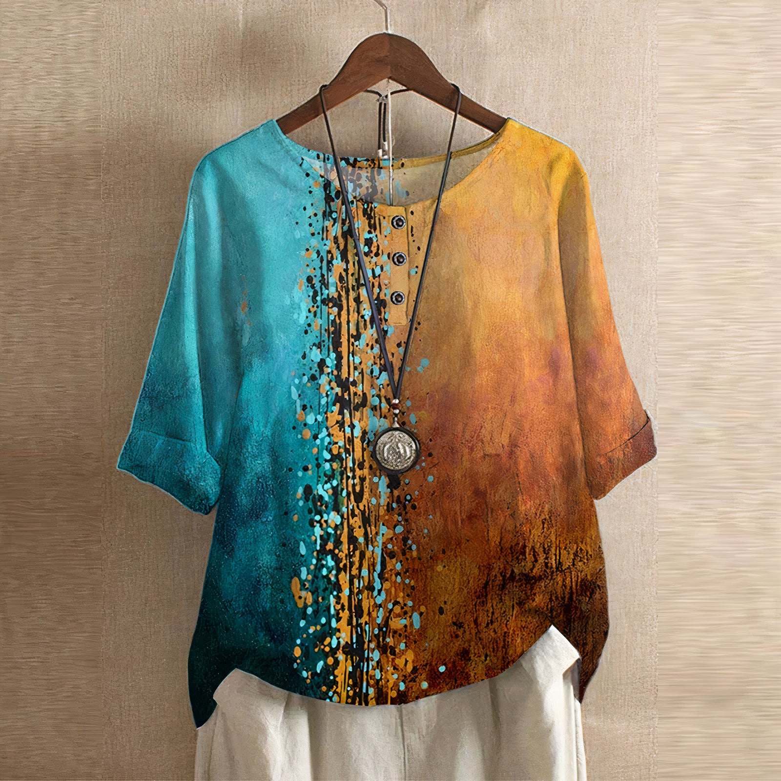 Casual comfy blouse for women with lightweight fabric and relaxed fit, ideal for summer days and versatile occasions.






