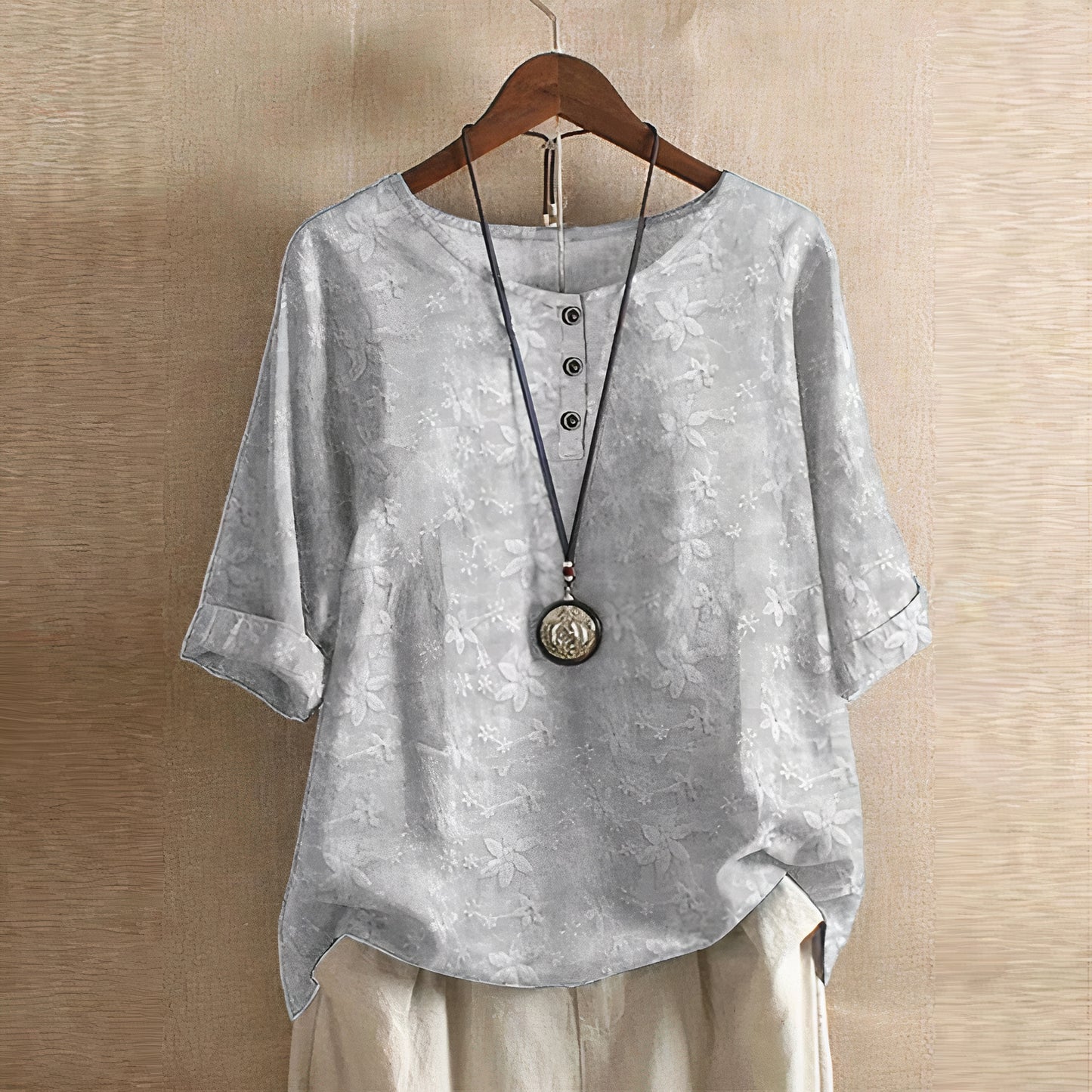 Casual comfy blouse for women with lightweight fabric and relaxed fit, ideal for summer days and versatile occasions.






