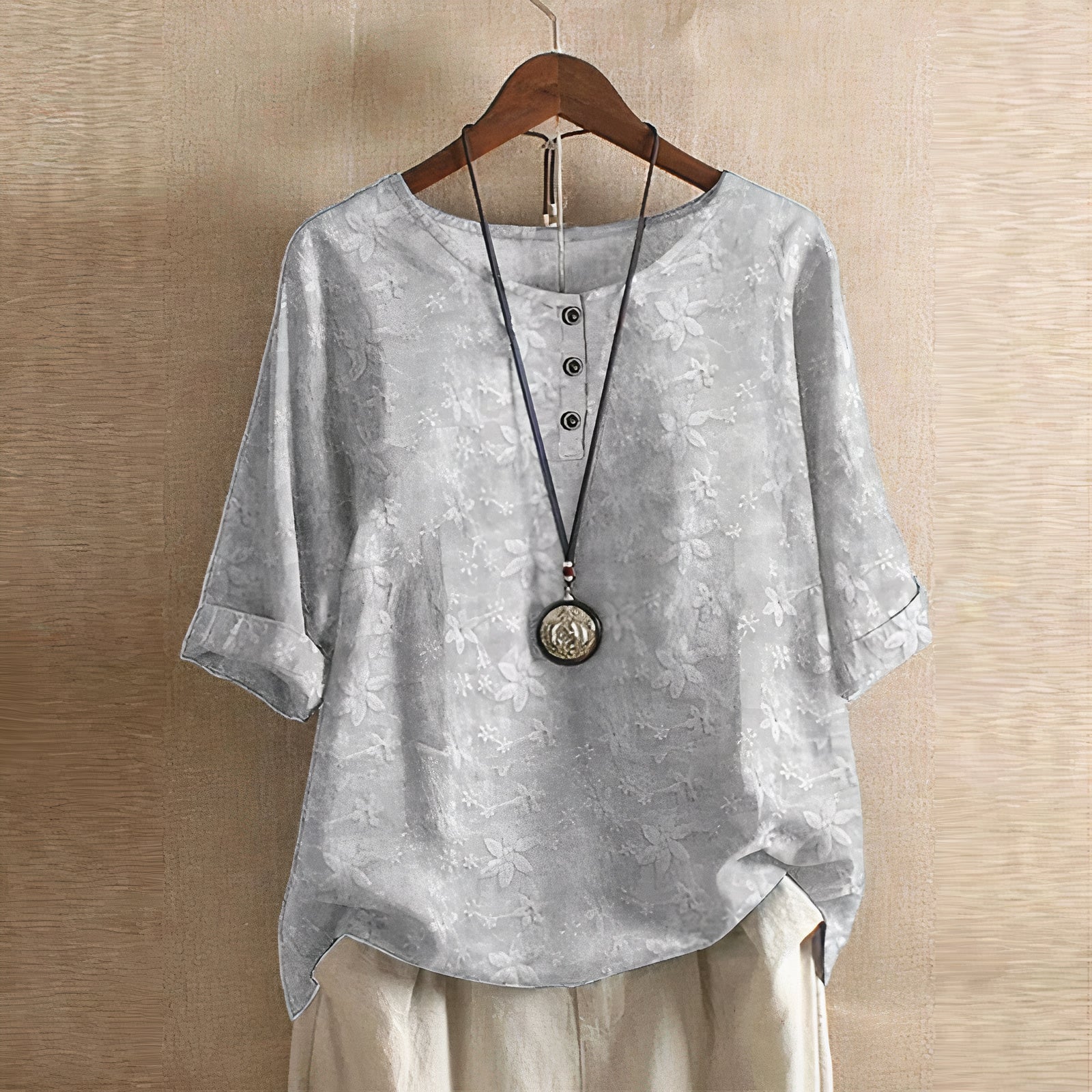 Casual comfy blouse for women with lightweight fabric and relaxed fit, ideal for summer days and versatile occasions.






