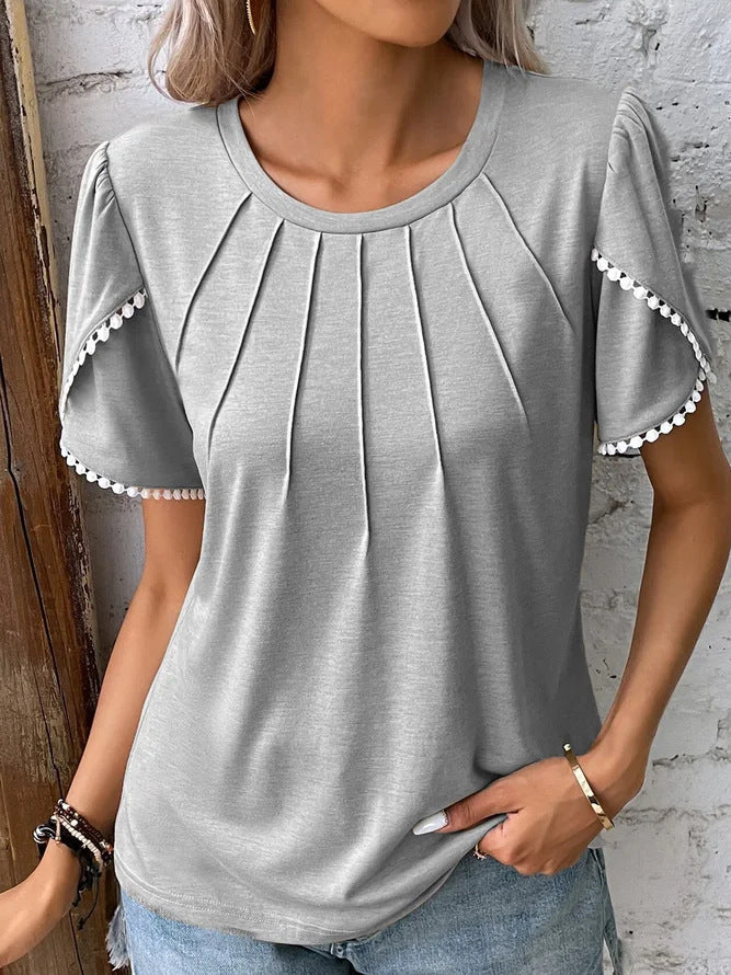 A casual and comfy women's blouse, lightweight and versatile, ideal for summer days and everyday wear.






