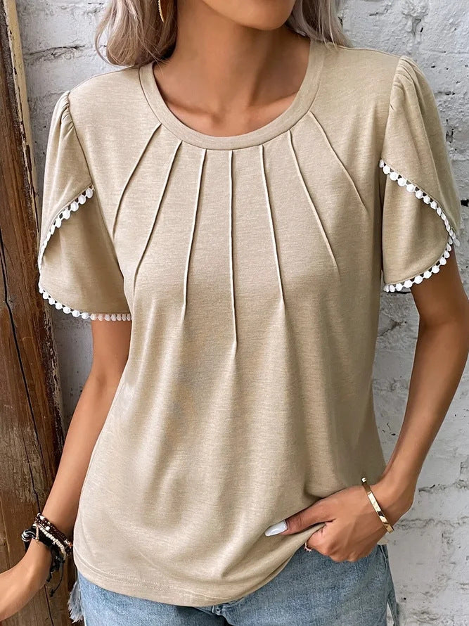 A casual and comfy women's blouse, lightweight and versatile, ideal for summer days and everyday wear.






