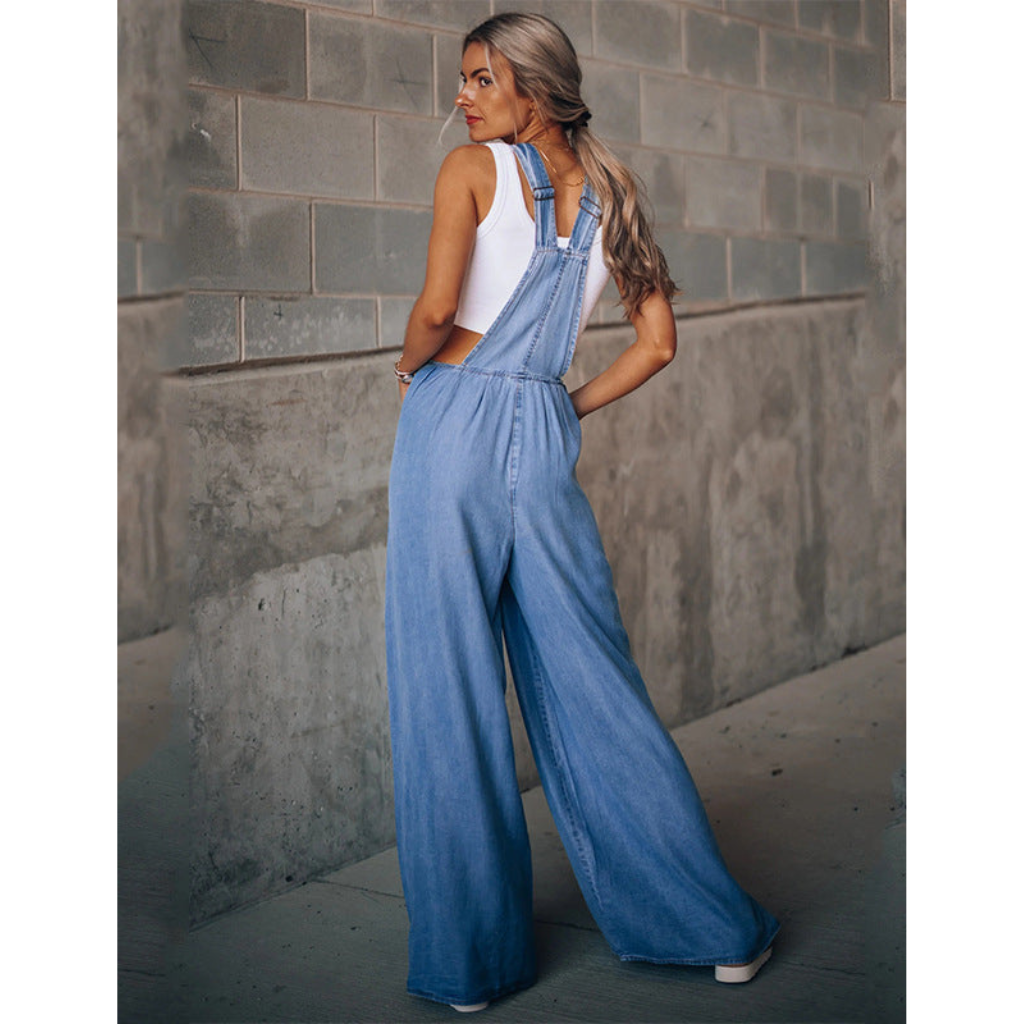 Casual denim jumpsuit for women with a relaxed fit, functional pockets, and breathable fabric, ideal for summer days.






