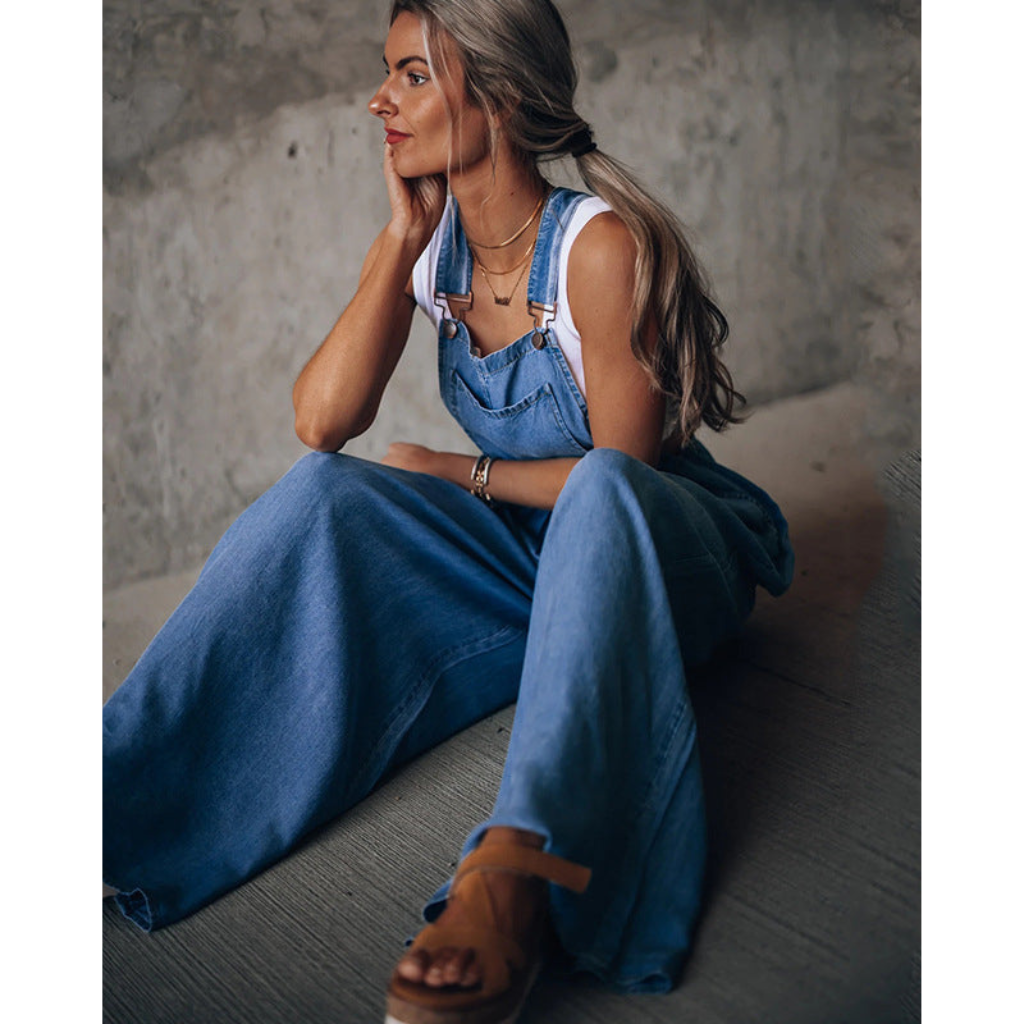 Casual denim jumpsuit for women with a relaxed fit, functional pockets, and breathable fabric, ideal for summer days.






