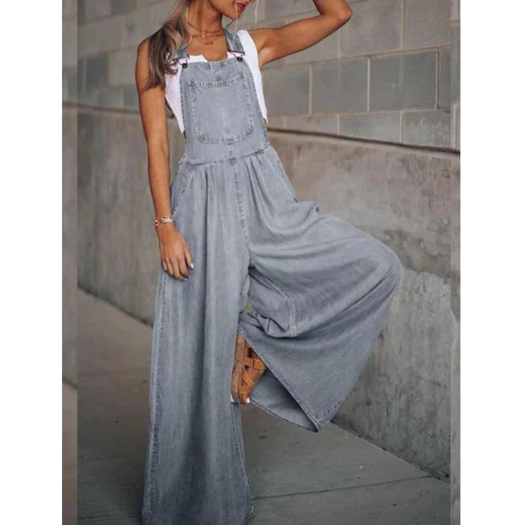 Casual denim jumpsuit for women with a relaxed fit, functional pockets, and breathable fabric, ideal for summer days.






