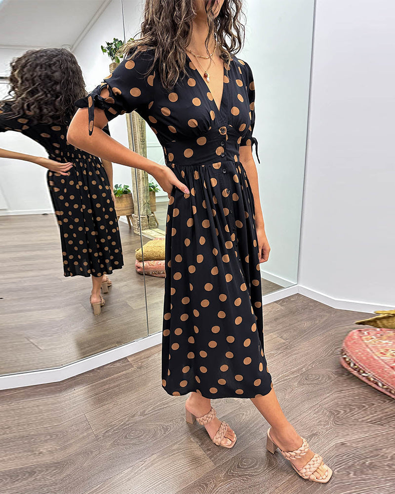  A casual flowy midi dress with a relaxed fit, perfect for warm summer days and versatile styling.






