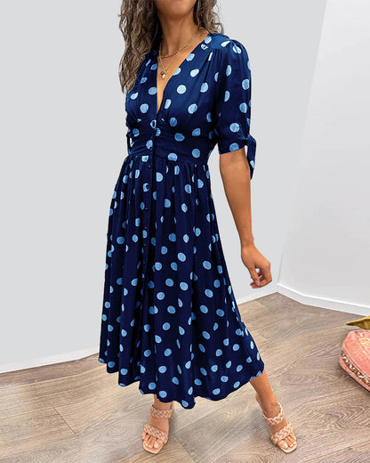  A casual flowy midi dress with a relaxed fit, perfect for warm summer days and versatile styling.






