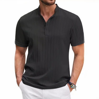 Comfortable polo shirt for men with breathable fabric and a classic fit, ideal for summer days and versatile styling.