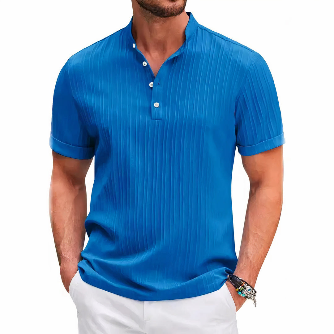 Comfortable polo shirt for men with breathable fabric and a classic fit, ideal for summer days and versatile styling.