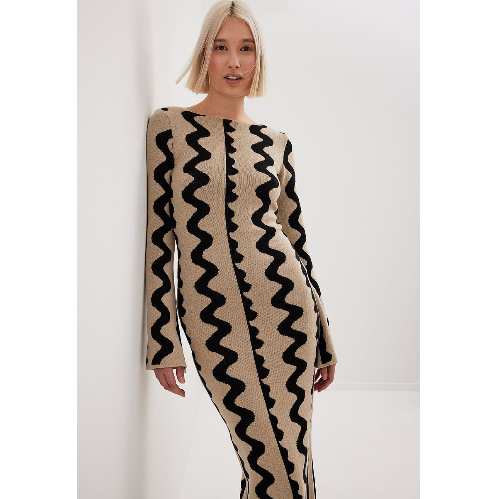 Elegant long-sleeved knitted dress with a flattering silhouette and breathable fabric, perfect for casual and formal occasions.






