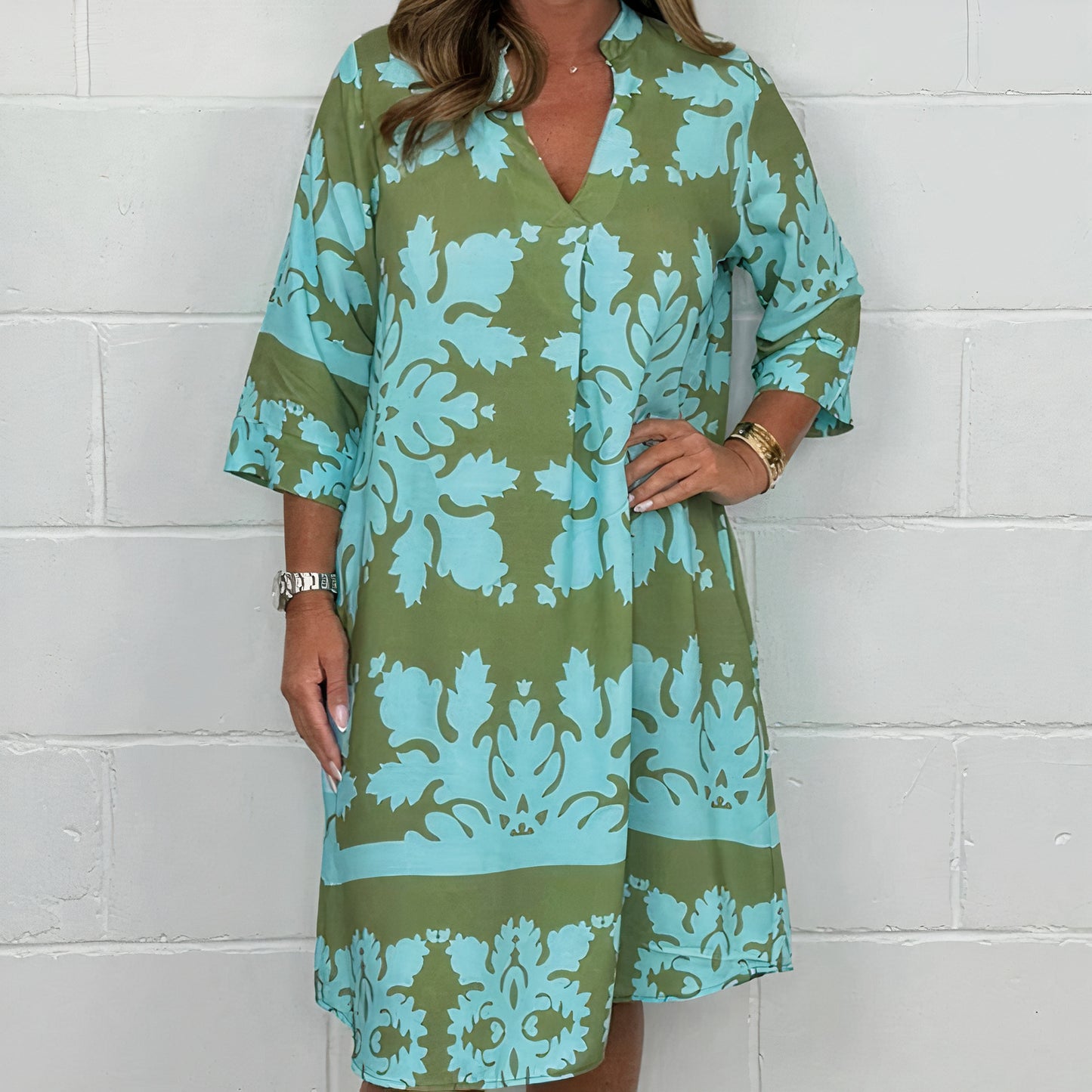 Fashionable loose women's dress with a relaxed fit and breathable fabric, ideal for summer days and versatile occasions.






