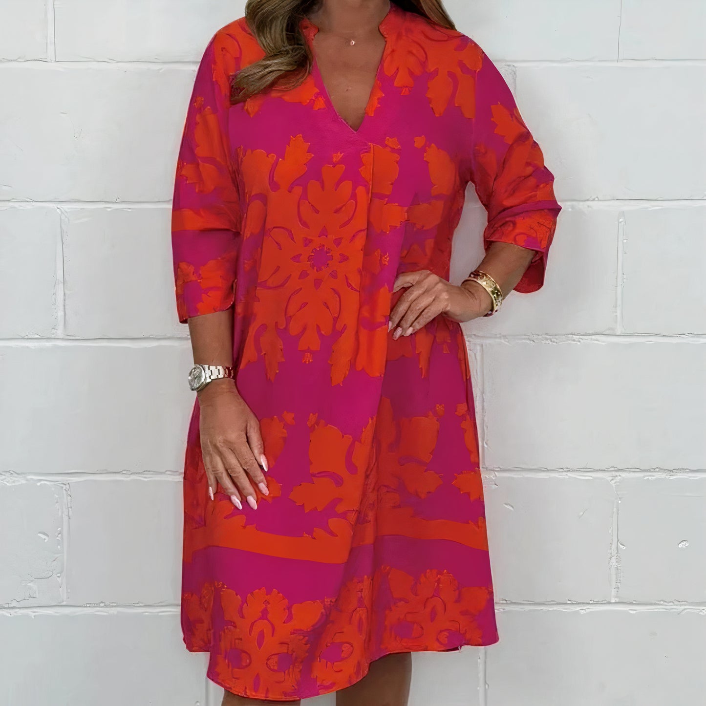 Fashionable loose women's dress with a relaxed fit and breathable fabric, ideal for summer days and versatile occasions.






