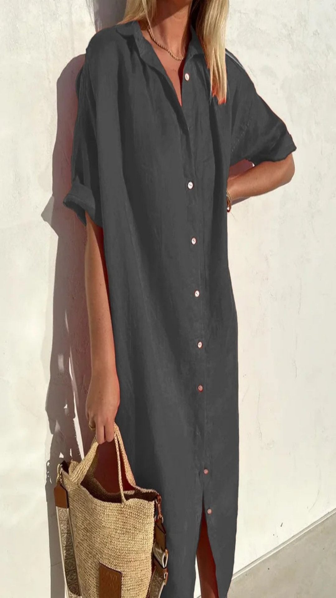  Long shirt-style dress, ideal for summer days, featuring a lightweight fabric and chic design suitable for various occasions.






