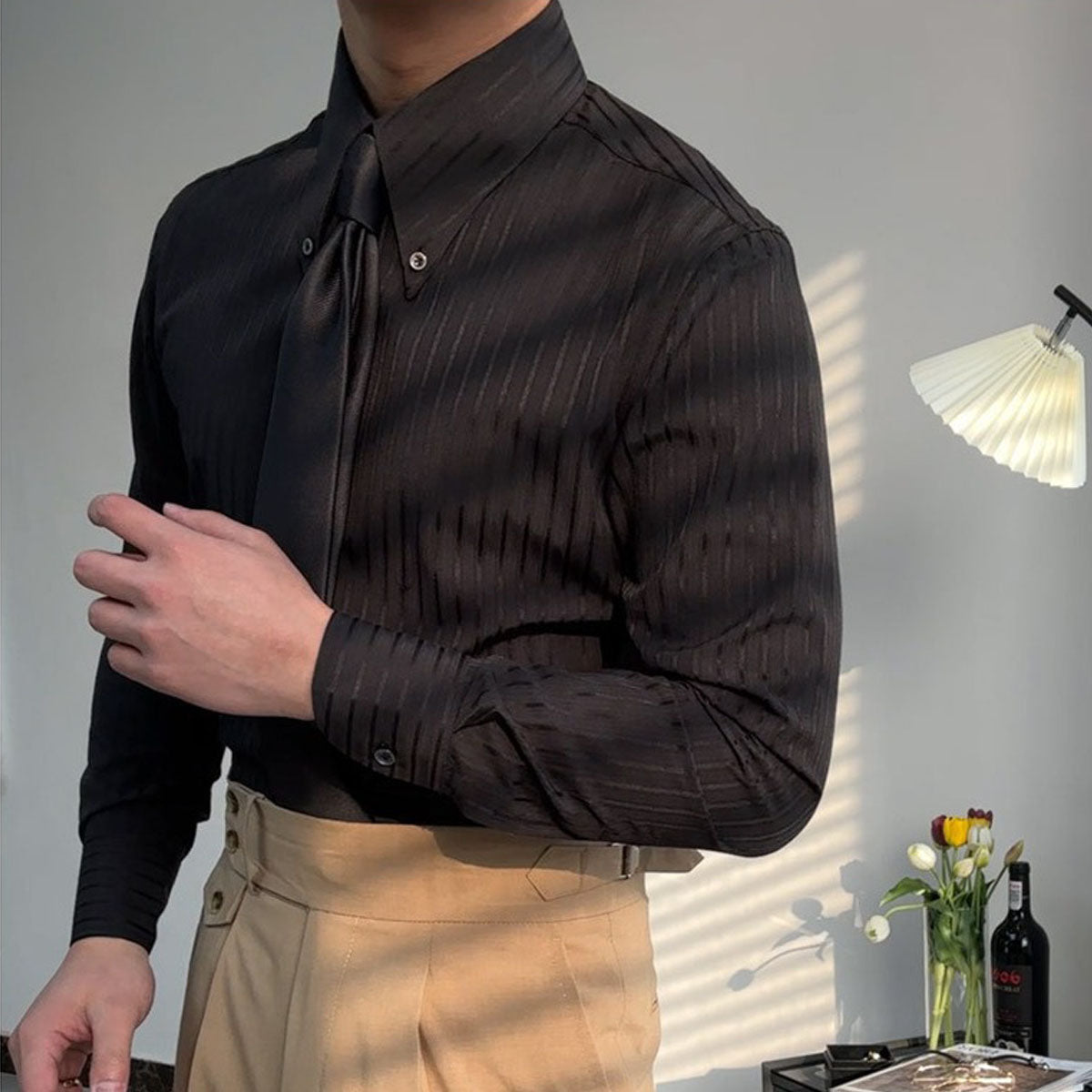 Men's elegant long-sleeve shirt with breathable fabric, versatile fit, and sophisticated design, ideal for professional or casual summer wear.






