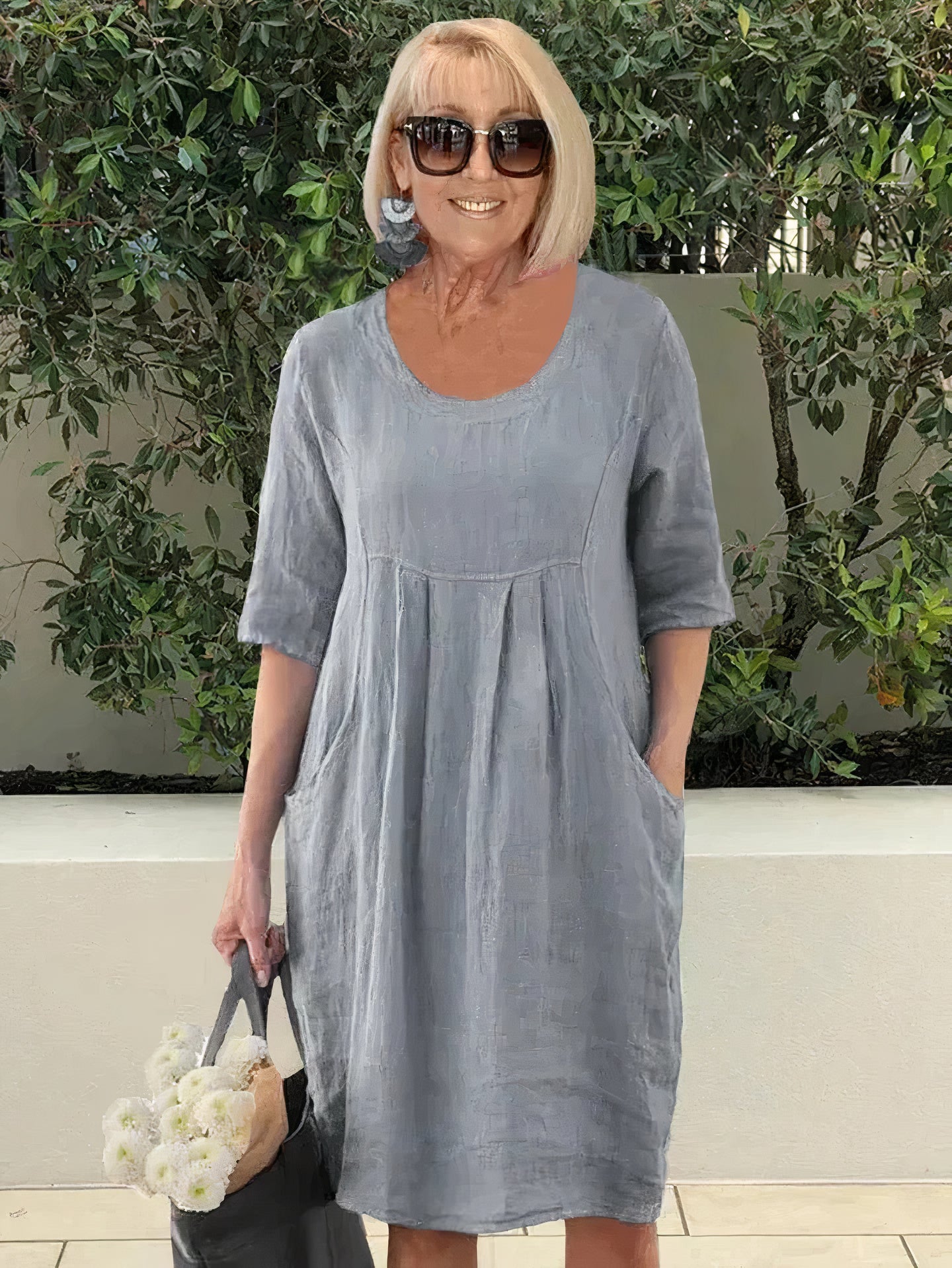 Elegant oversized cotton dress with pockets, perfect for summer days and effortless style.






