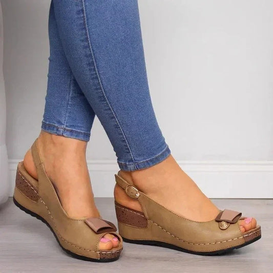 Women's stylish sandals with a supportive sole, ideal for summer comfort and style.






