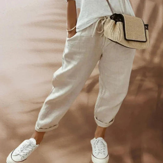 Trendy linen pants for women with breathable fabric and relaxed fit, ideal for summer days and versatile casual or vacation wear.






