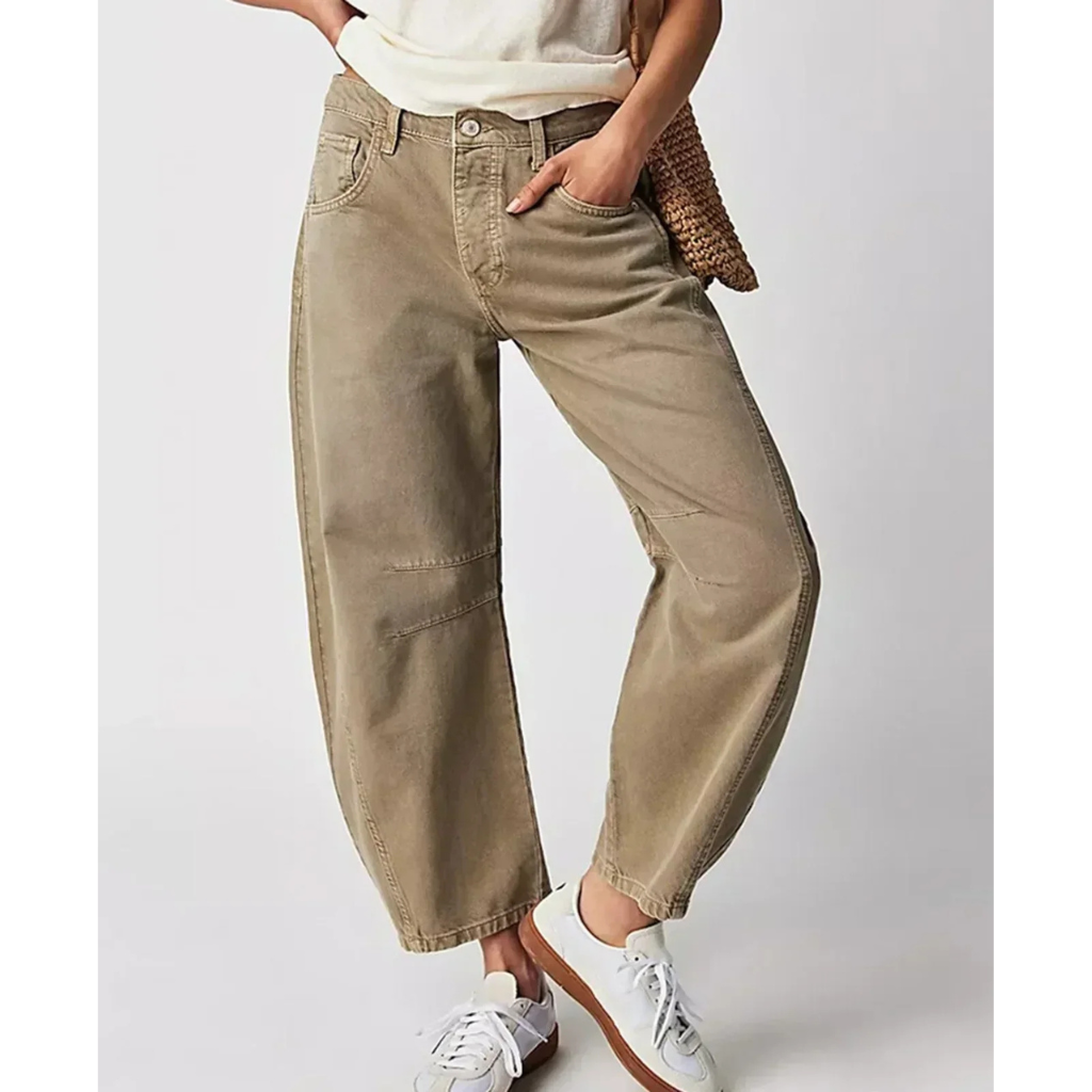 Wide Leg Women's Comfort Jeans with breathable fabric and high-rise waist, ideal for summer days and versatile styling.






