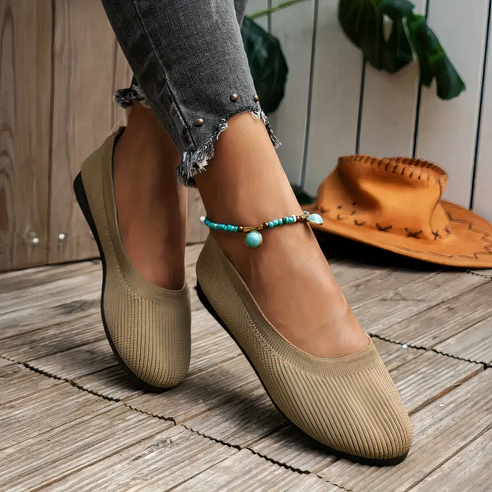 Women's casual simple sandals with a lightweight design, non-slip sole, and breathable materials, perfect for summer days.