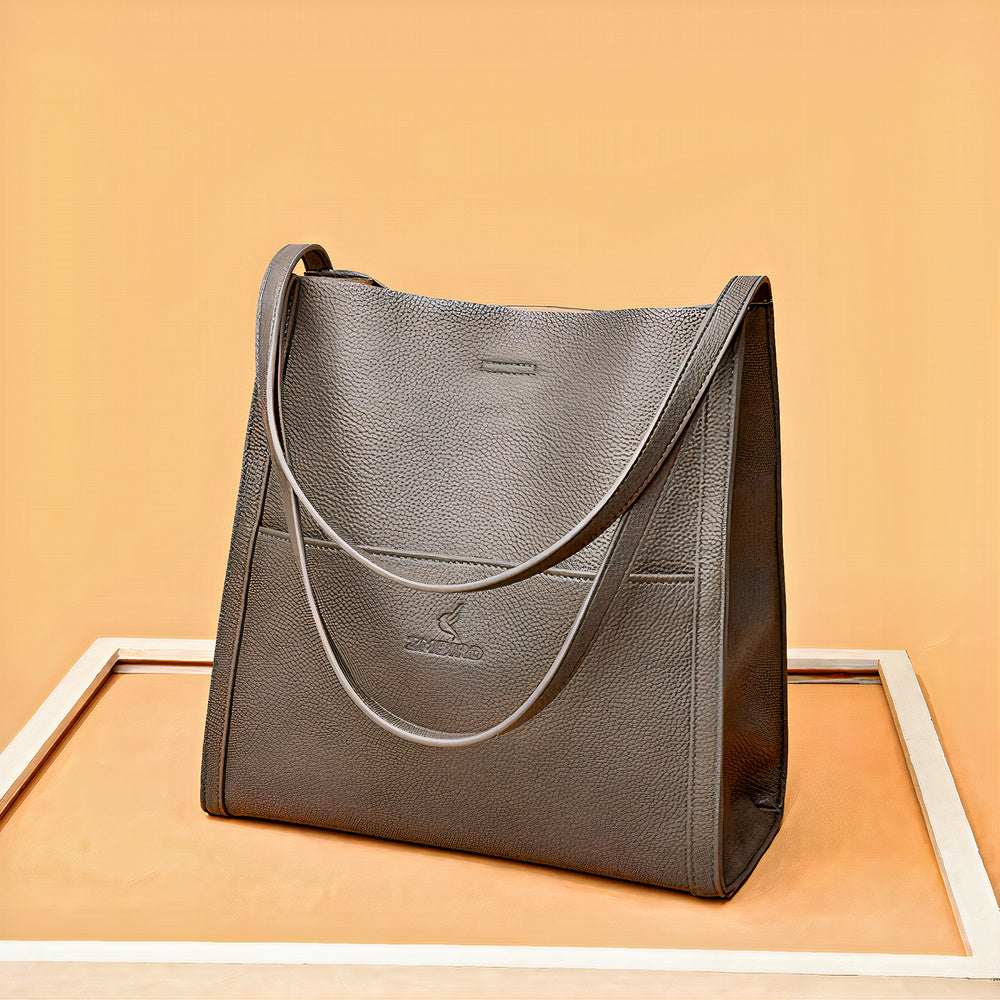  A stylish and elegant women's chic shoulder bag with a sleek design, perfect for casual and formal occasions.