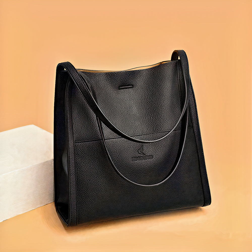  A stylish and elegant women's chic shoulder bag with a sleek design, perfect for casual and formal occasions.