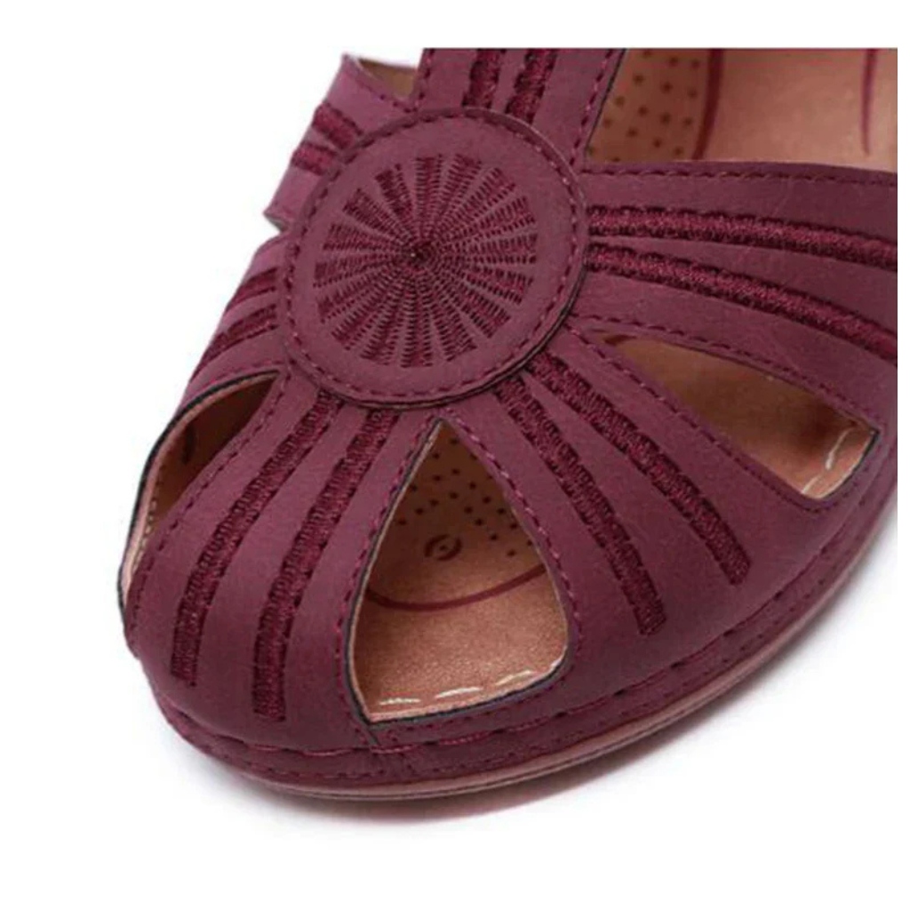 Women's comfortable orthopedic sandal with ergonomic design and adjustable straps, perfect for summer days.






