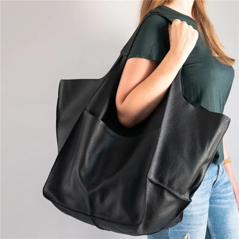  Women's elegant leather tote bag with spacious design, perfect for summer days and versatile everyday use.