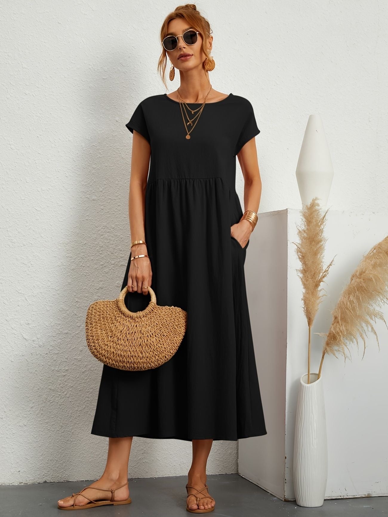 Women's elegant linen dress, ideal for stylish summer days.






