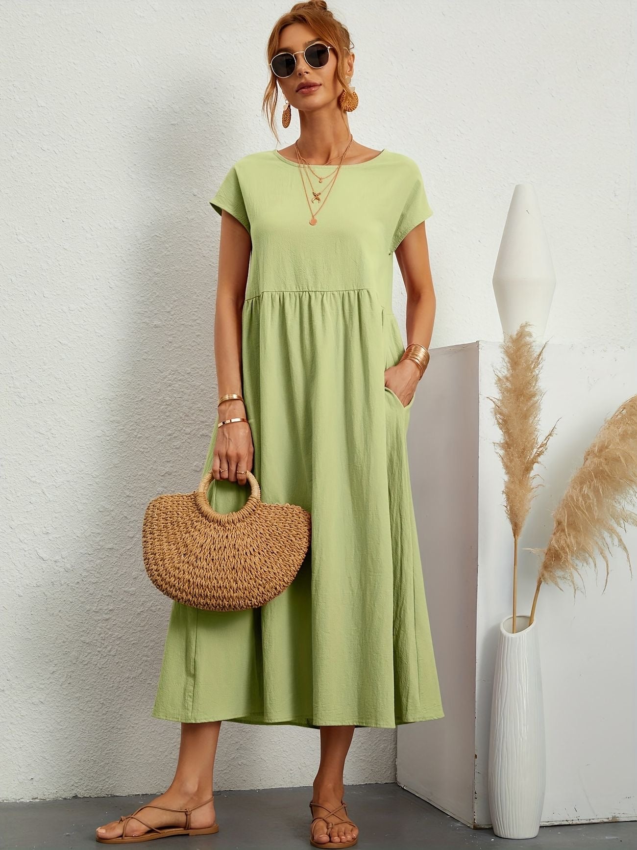 Women's elegant linen dress, ideal for stylish summer days.






