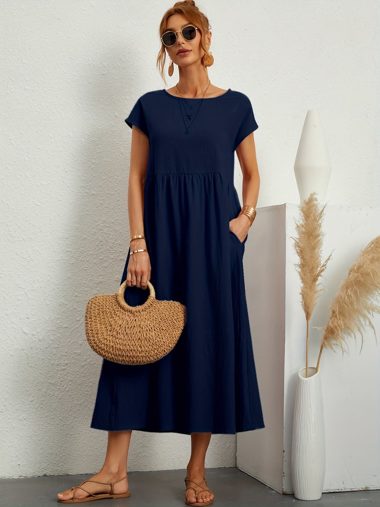 Women's elegant linen dress, ideal for stylish summer days.






