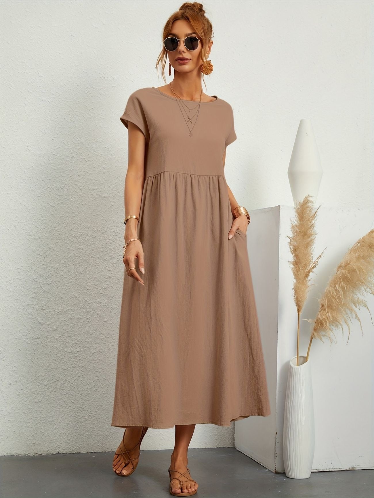 Women's elegant linen dress, ideal for stylish summer days.






