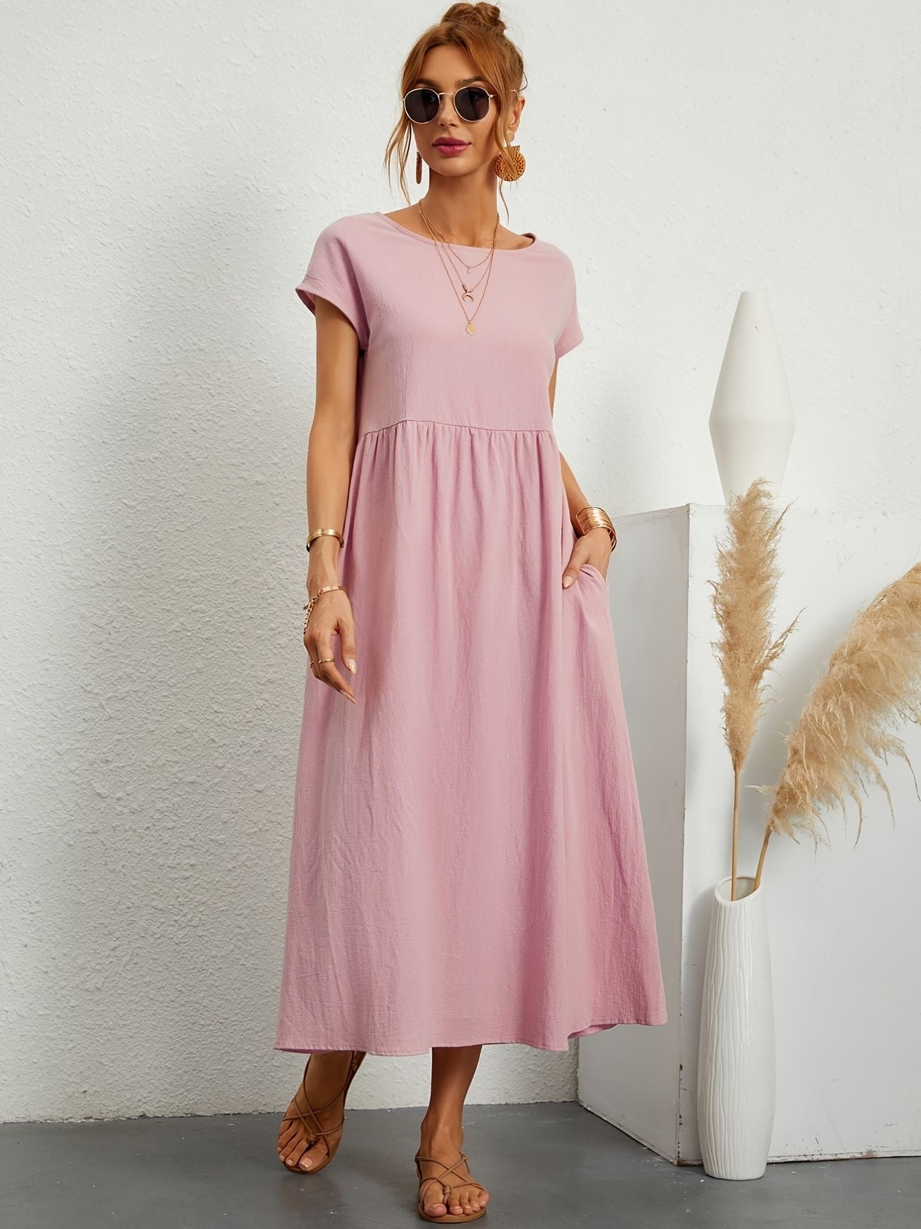 Women's elegant linen dress, ideal for stylish summer days.






