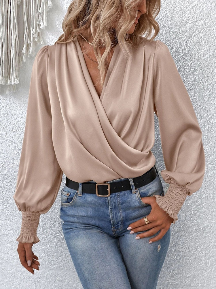 Women's elegant long sleeves shirt with a timeless design, breathable fabric, and versatile style, ideal for summer days.






