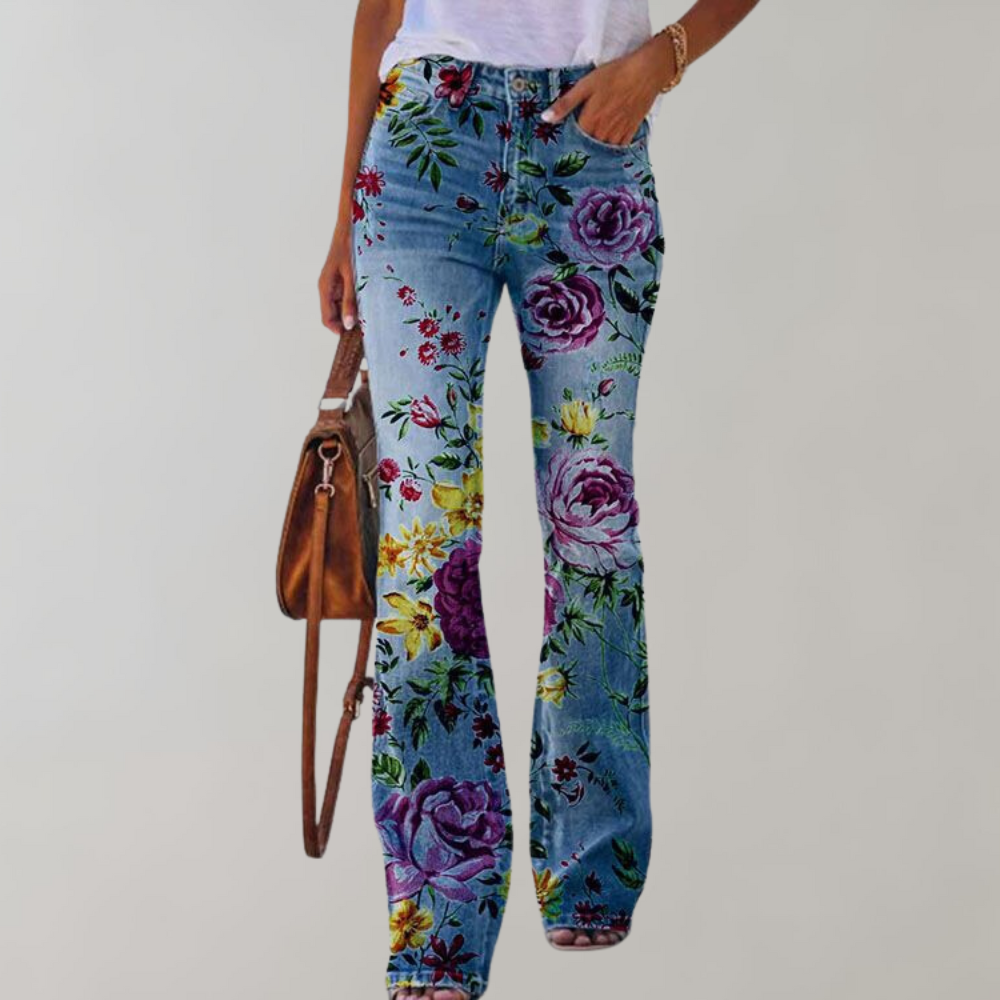  Women's flared trousers with a high-waist fit and lightweight, breathable fabric, perfect for versatile summer styling.






