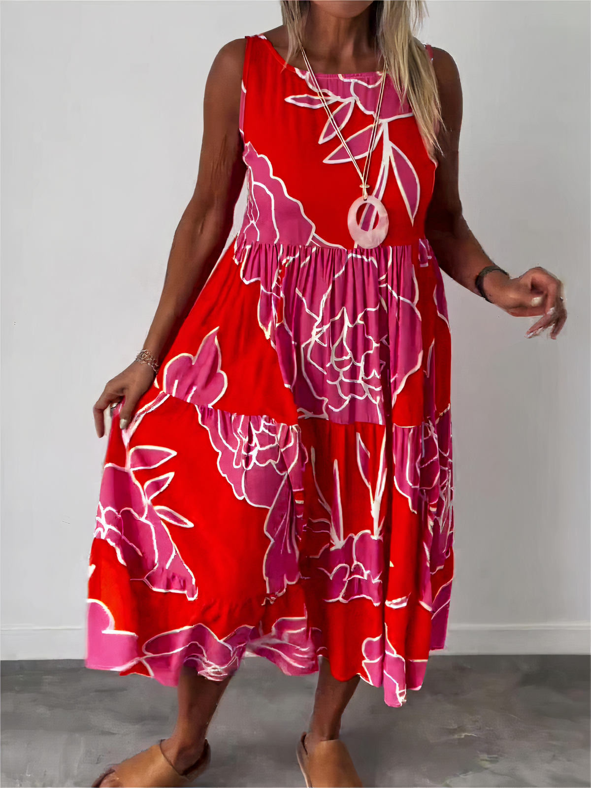 Women’s floral long dress with a flowing design and delicate floral patterns, ideal for summer days and elegant occasions.