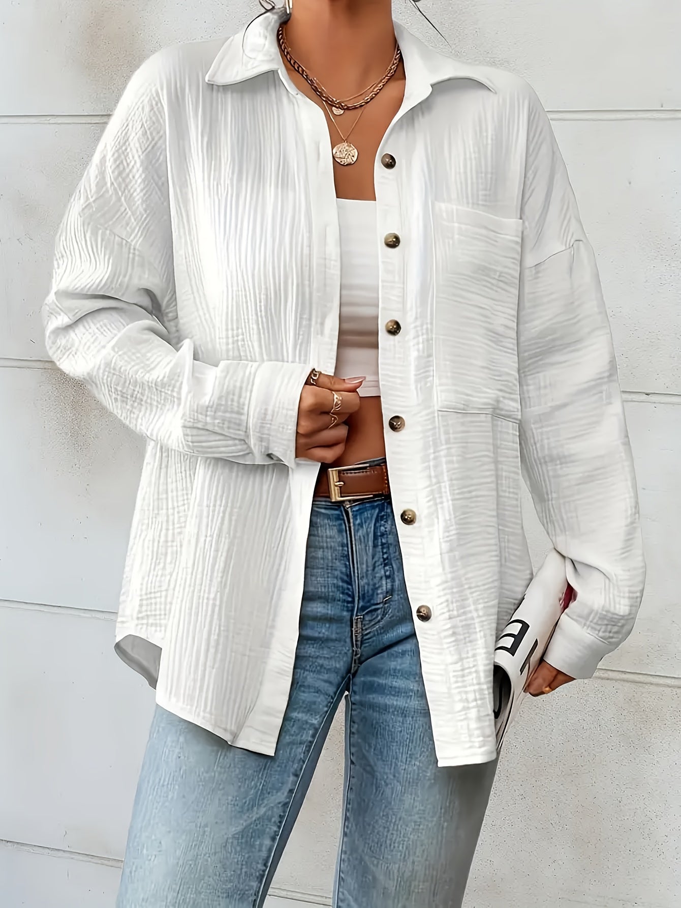 Women's linen blouse, breathable and lightweight, ideal for summer days with a relaxed, versatile fit perfect for casual and formal outfits.






