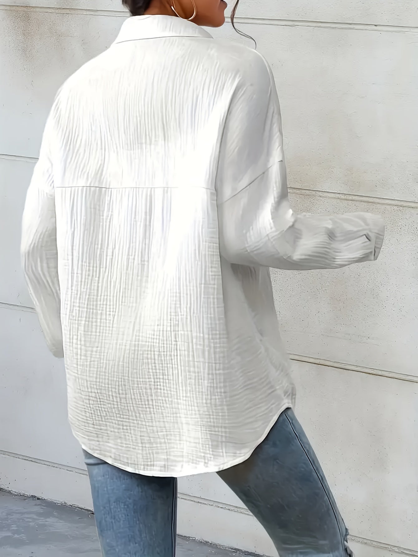 Women's linen blouse, breathable and lightweight, ideal for summer days with a relaxed, versatile fit perfect for casual and formal outfits.






