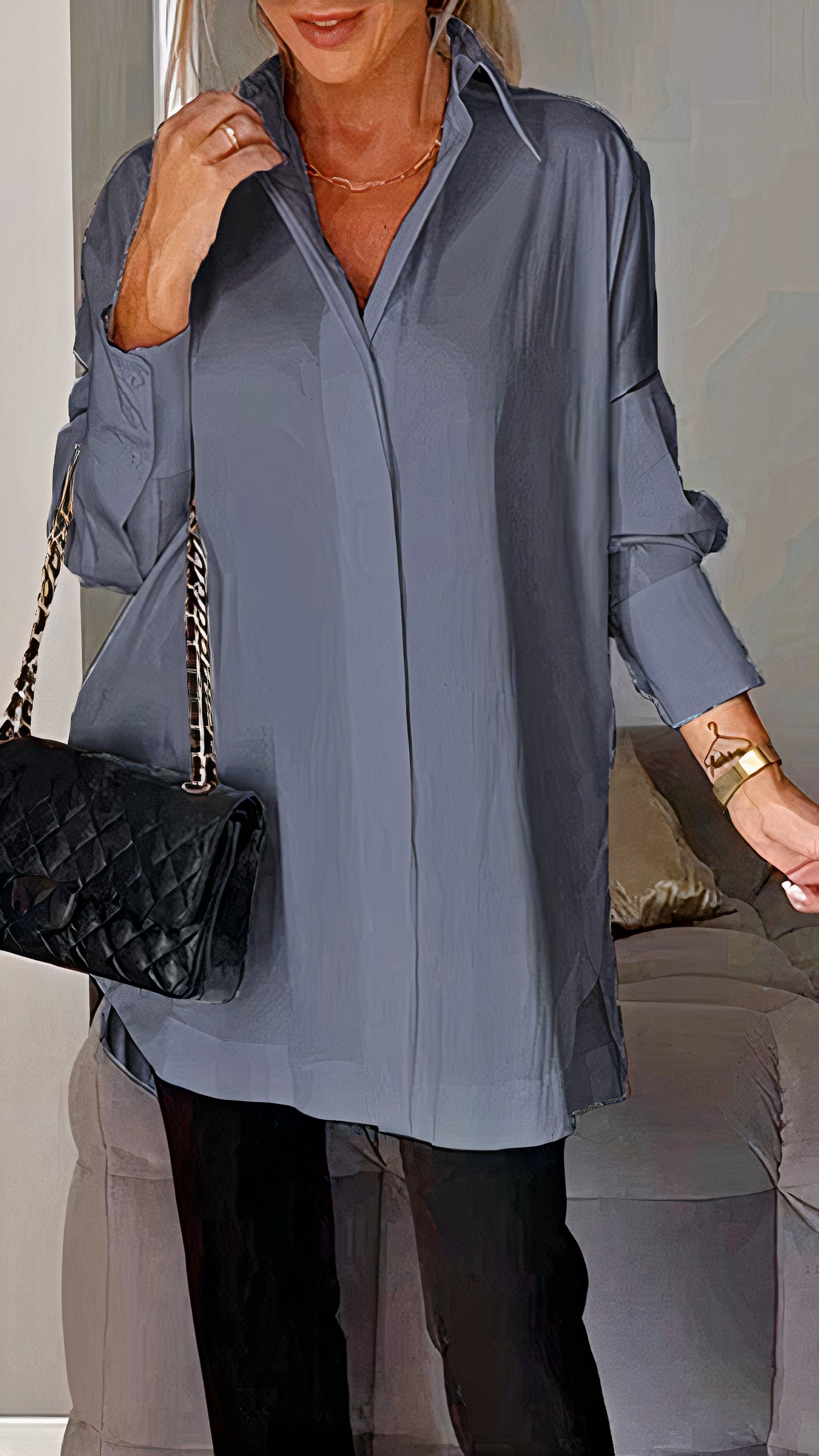 Elegant and comfortable women's sophisticated shirt, ideal for summer and versatile wear.






