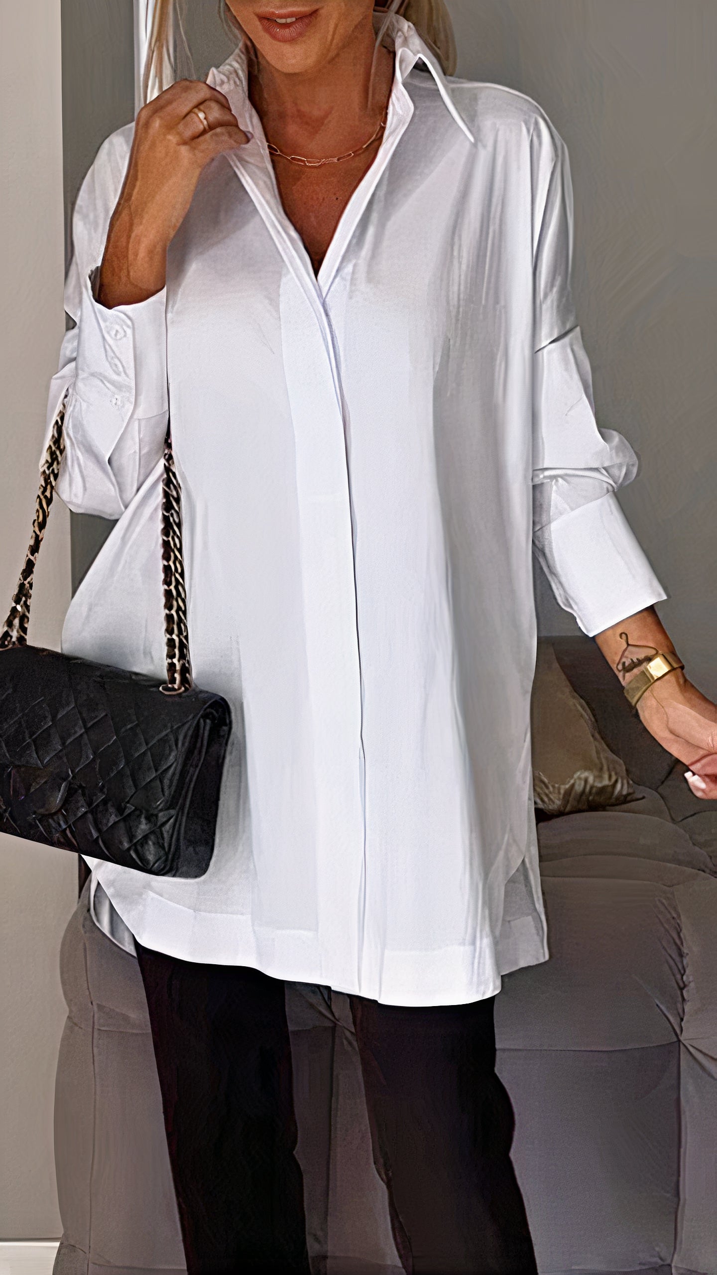 Elegant and comfortable women's sophisticated shirt, ideal for summer and versatile wear.






