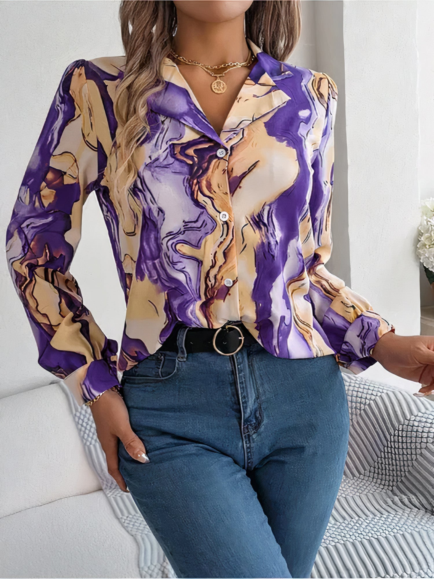 Elegant long sleeves shirt for women, designed with breathable material and ideal for summer days.