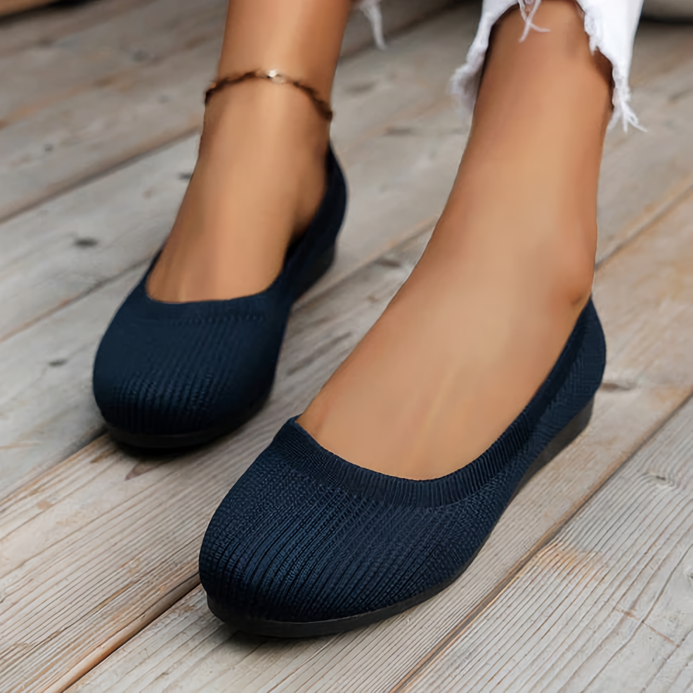 Stylish and lightweight summer shoes for women with breathable design and supportive sole, perfect for sunny days and casual outings.