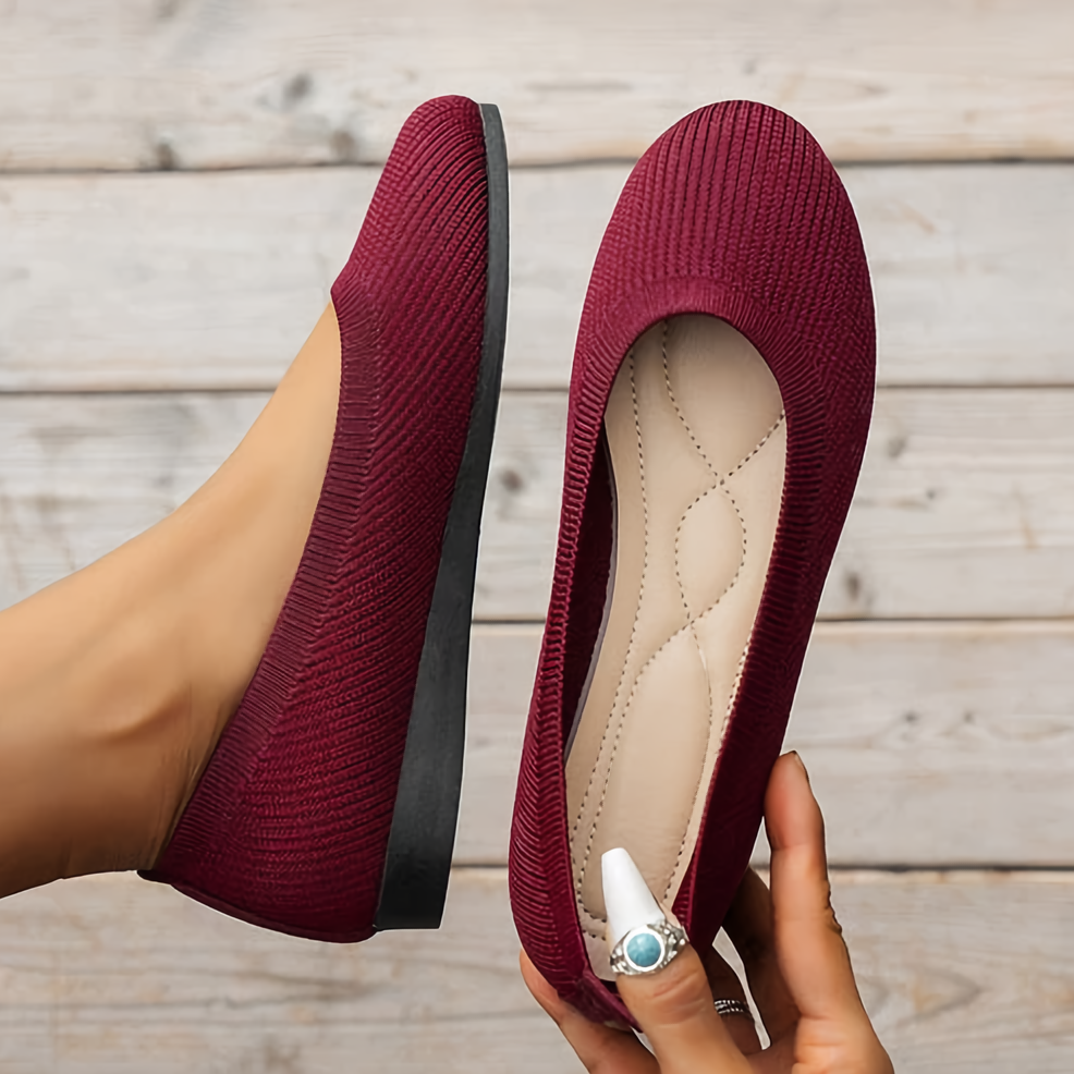 Stylish and lightweight summer shoes for women with breathable design and supportive sole, perfect for sunny days and casual outings.