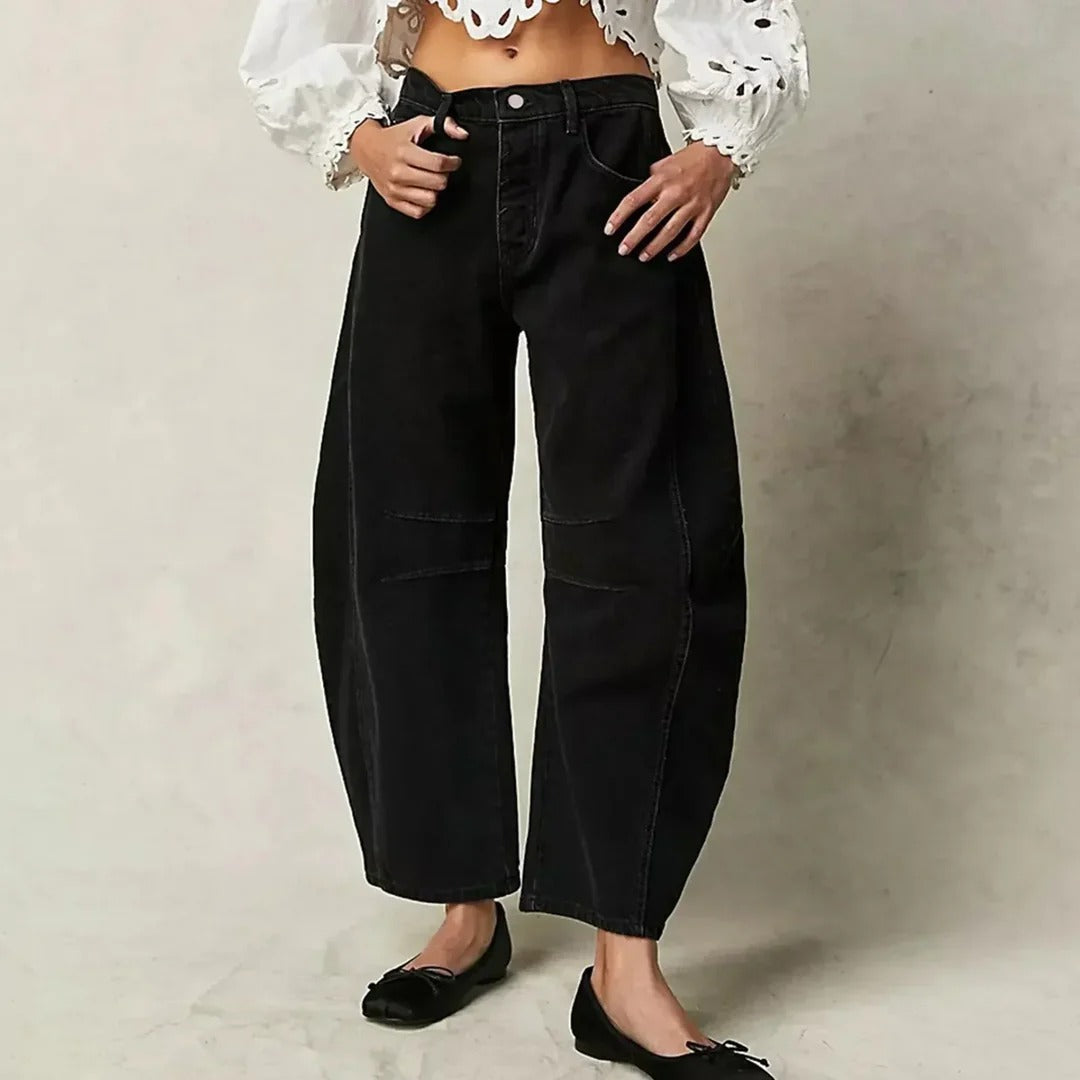 Women's trendy wide-leg ankle jeans with a relaxed fit, perfect for summer days and versatile styling options.